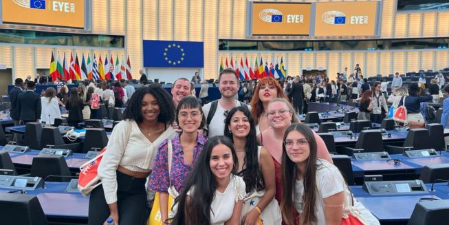 Júlia Vercher alumna de fp la safor visita el parlament destrasburg